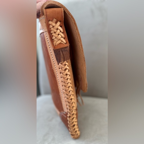 Genuine vintage vachetta leather flap shoulder bag with flowers woven - Picture 5 of 12